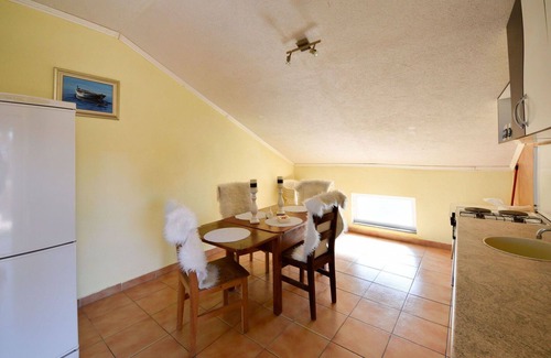 Gornji Karin Apartment | Beautiful apartment for 4 guests with WIFI, A/C, TV, terrace, pets allowed and parking
