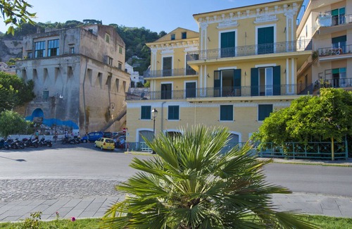 Vietri sul Mare Apartment | Beautiful apartment for 6 people with TV and terrace