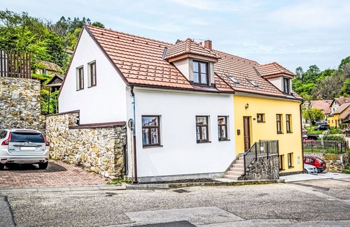 Cesky Krumlov Apartment | Beautiful apartment for 5 people with WIFI, patio and pets allowed