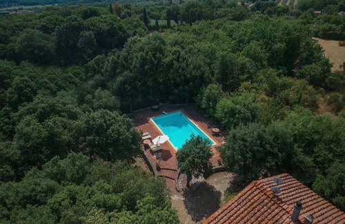 Monteriggioni Apartment | Beautiful apartment for 4 guests with pool, WIFI, TV and veranda, close to Siena
