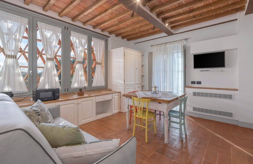 Monteriggioni Apartment | Beautiful apartment for 2 guests with A/C, WIFI, pool, TV and pets allowed, close to Siena