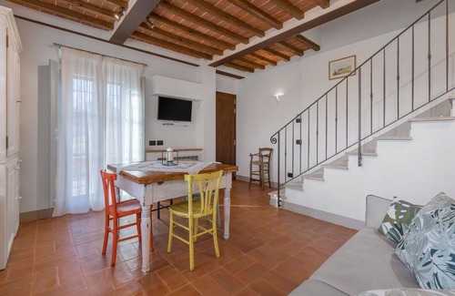 Monteriggioni Apartment | Beautiful apartment for 2 guests with A/C, WIFI, pool, TV and pets allowed, close to Siena
