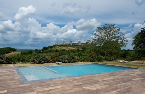 Monteriggioni Apartment | Beautiful apartment for 2 guests with A/C, WIFI, pool, TV and pets allowed, close to Siena