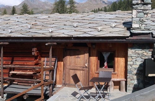 Valtournenche Apartment | Beautiful apartment for 2 guests with patio, pets allowed and parking