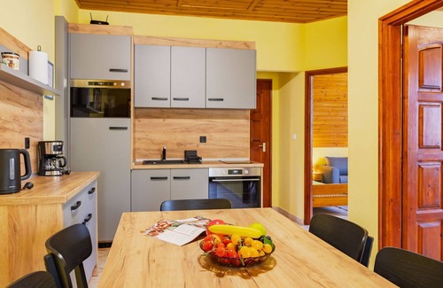 Balatonszarszo Apartment | Beautiful apartment for 10 guests with A/C, WIFI, TV, terrace and parking