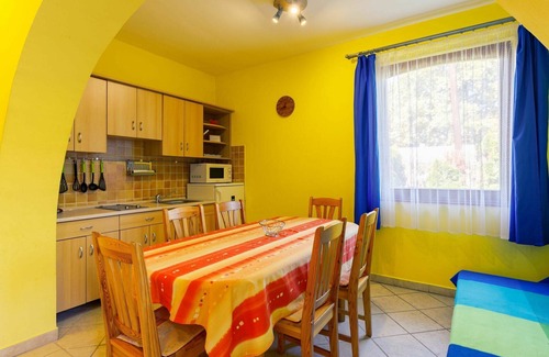 Balatonszarszo Apartment | Beautiful apartment for 10 guests with A/C, WIFI, TV, terrace and parking