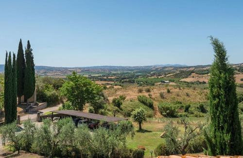 Campagnatico Villa | Beautiful apartment in villa with WIFI, pool, patio, pets allowed, panoramic view and parking
