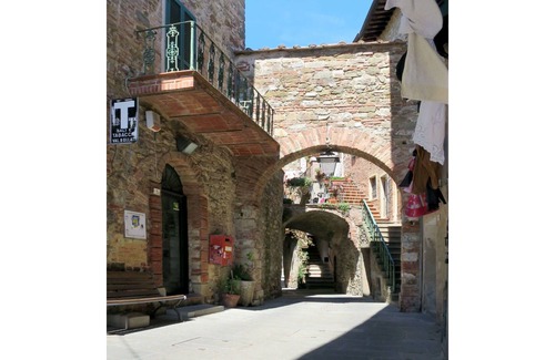 Campagnatico Villa | Beautiful apartment in villa with WIFI, pool, patio, pets allowed, panoramic view and parking