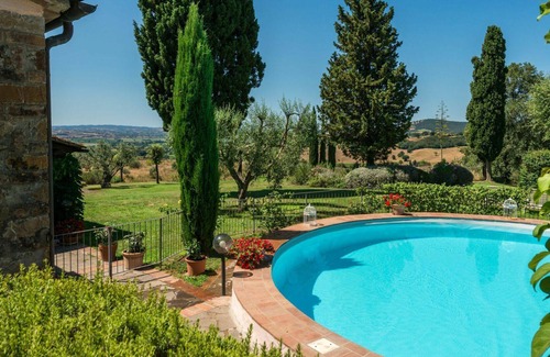 Campagnatico Villa | Beautiful apartment in villa with WIFI, pool, patio, pets allowed, panoramic view and parking
