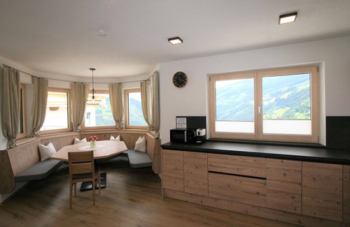 Hainzenberg Apartment | Beautiful apartment for 8 people with WIFI, TV, terrace and pets allowed