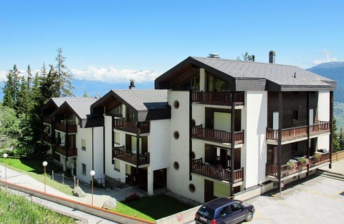 Heremence Apartment | Beautiful apartment with pool, WIFI, TV, balcony, pets allowed, panoramic view and parking