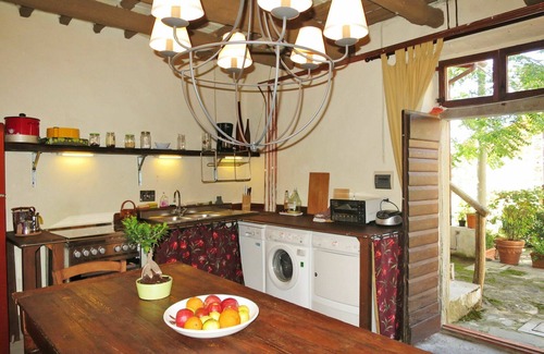 Castelfranco Piandisco House | Beautiful apartment in villa for 6 guests with WIFI, pool, TV and terrace