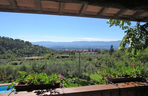 Castelfranco Piandisco House | Beautiful apartment in villa for 6 guests with WIFI, pool, TV and terrace