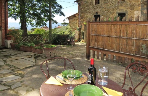 Castelfranco Piandisco House | Beautiful apartment in villa for 6 guests with WIFI, pool, TV and terrace