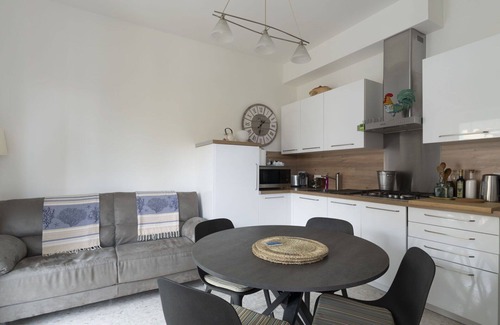 Santo Stefano al Mare Apartment | Beautiful apartment for 4 people with A/C, TV, balcony and pets allowed