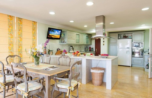 Sonnenland House | Beautiful apartment in villa for 12 people with WIFI, private pool, TV and patio