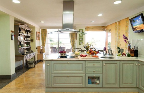 Sonnenland House | Beautiful apartment in villa for 12 people with WIFI, private pool, TV and patio
