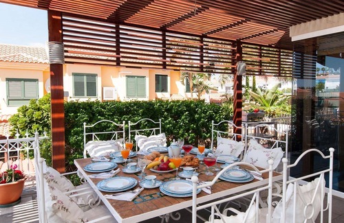Sonnenland House | Beautiful apartment in villa for 12 people with WIFI, private pool, TV and patio