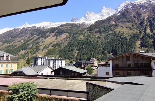 Chamonix City Centre Apartment | Beautiful apartment for 4 people with pool, WIFI, TV and balcony