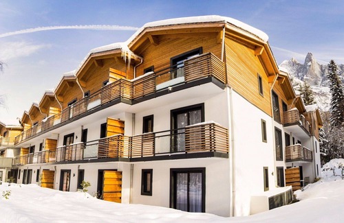 Les Tines Apartment | Beautiful apartment for 6 people with pool, hot tub, TV, balcony and parking
