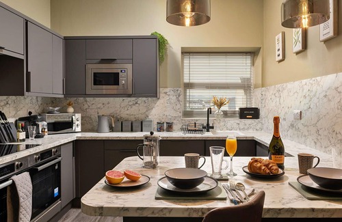 Rhyd-y-clafdy Apartment | Beautiful apartment for 15 people with hot tub, WIFI, terrace, pets allowed and parking
