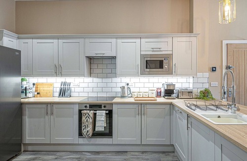 Rhyd-y-clafdy Apartment | Beautiful apartment for 15 people with hot tub, WIFI, terrace, pets allowed and parking