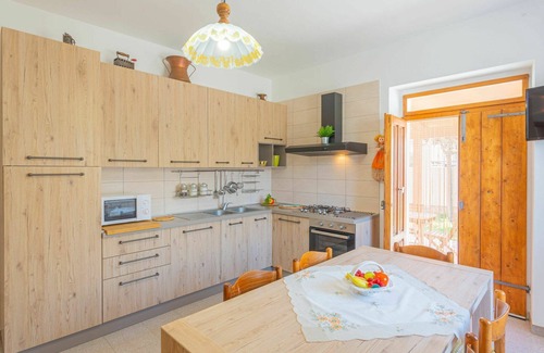 Collecorvino Apartment | Beautiful apartment for 6 guests with WIFI, A/C, private pool, TV, patio and pets allowed