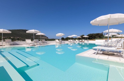 La Pelosa Apartment | Beautiful apartment for 4 guests with A/C, pool, WIFI, TV, terrace, pets allowed and parking