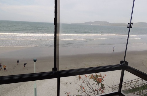 Itapema Apartment | Beautiful apartment facing the sea in Meia Praia, Itapema.