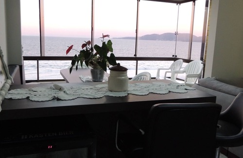 Itapema Apartment | Beautiful apartment facing the sea in Meia Praia, Itapema.