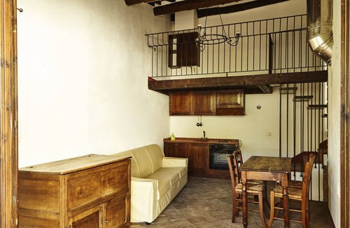 Capolona Apartment | Beautiful apartment for 2 guests with WIFI, pool, TV and pets allowed, close to Arezzo