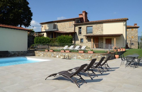 Capolona Apartment | Beautiful apartment for 2 guests with WIFI, pool, TV and pets allowed, close to Arezzo