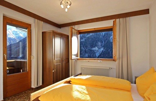 Kauns Apartment | Beautiful apartment for 10 guests with WIFI, TV, balcony, panoramic view and parking