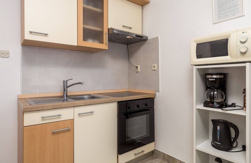 Senj Apartment | Beautiful apartment for 2 guests with A/C, WIFI, pool, TV, terrace, pets allowed and parking