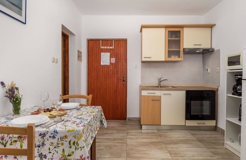 Senj Apartment | Beautiful apartment for 2 guests with A/C, WIFI, pool, TV, terrace, pets allowed and parking