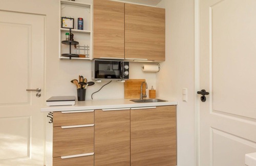 Wolphaartsdijk Apartment | Beautiful apartment for 2 people with WIFI, hot tub, TV, terrace and pets allowed