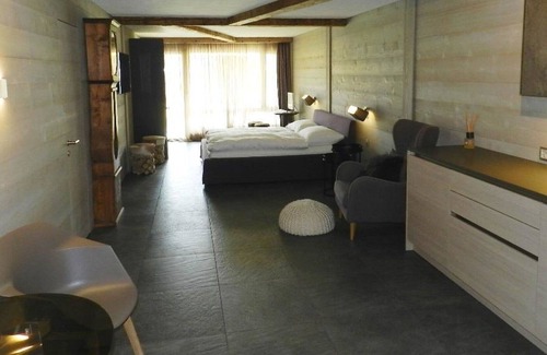 Saanen Apartment | Beautiful apartment for 2 people with WIFI, balcony, pets allowed and parking