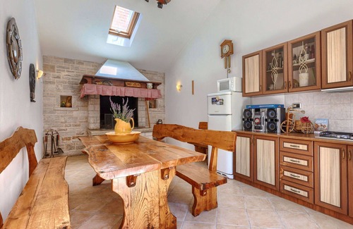 Bibici Apartment | Beautiful apartment for 4 people with WIFI, private pool, A/C, TV, pets allowed and parking
