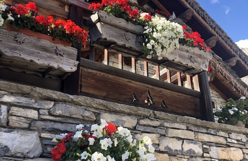 Le Cret Apartment | Beautiful apartment in private chalet, equiped for 12 people, 6 bedrooms, 5 bathrooms and private sauna.