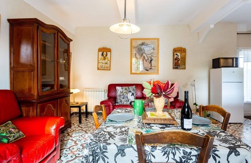 Menerbes House | Beautiful apartment in villa for 2 guests with WIFI, TV and patio