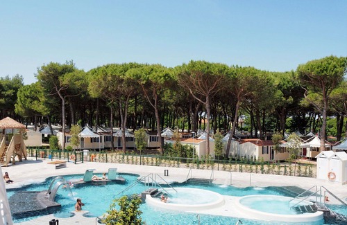 Cavallino-Treporti House | Beautiful apartment in villa for 4 guests with WIFI, pool, A/C, TV, patio and pets allowed