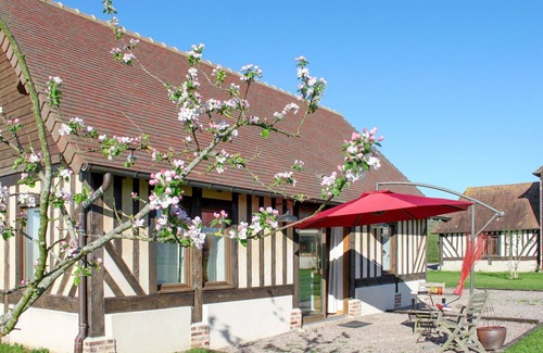 Victot - Pontfol House | Beautiful apartment in villa for 3 guests with WIFI, pool, TV, patio, pets allowed and parking