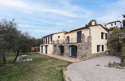 Costa dʼOneglia Villa | Beautiful apartment in villa for 4 guests with A/C, WIFI, patio, pets allowed and parking
