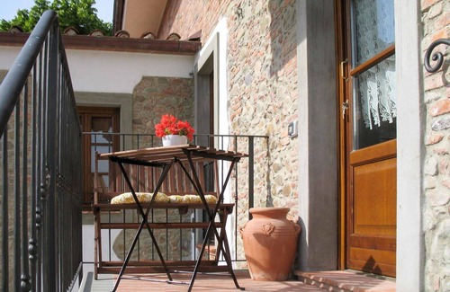 Montecarlo Villa | Beautiful apartment in villa for 6 guests with WIFI, pool, TV, patio and pets allowed