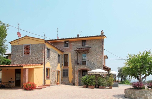 Montecarlo Villa | Beautiful apartment in villa with pool, WIFI, TV, terrace, pets allowed, panoramic view and park.