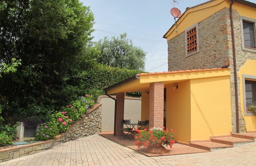 Montecarlo Villa | Beautiful apartment in villa with pool, WIFI, TV, terrace, pets allowed, panoramic view and park.