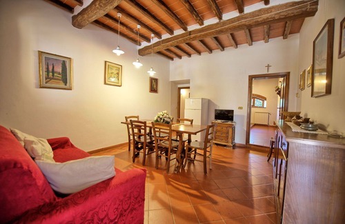 Montebonello Villa | Beautiful apartment in villa for 6 guests with WIFI, pool, TV, veranda and pets allowed