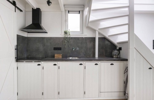 Woudsend House | Beautiful apartment in villa for 4 guests with WIFI, patio and parking