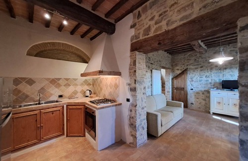 Poggibonsi Apartment | Beautiful apartment for 6 guests with pool, WIFI, A/C, TV and panoramic view, close to San Gimig.