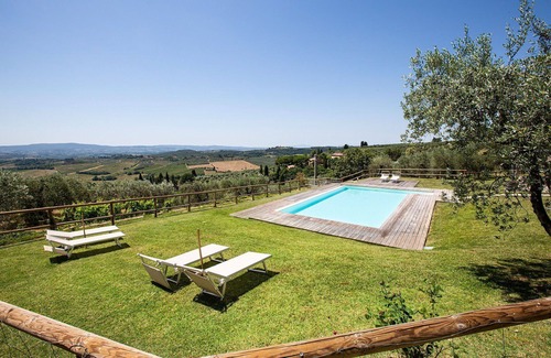 Poggibonsi Apartment | Beautiful apartment for 6 guests with pool, WIFI, A/C, TV and panoramic view, close to San Gimig.